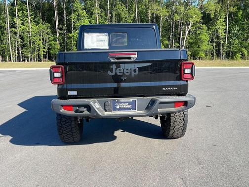 Black Clearcoat 2026 Jeep Gladiator Sahara 4x4