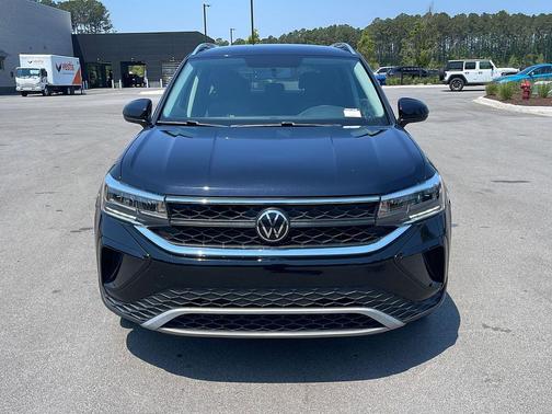 Deep Black Pearl 2022 Volkswagen Taos 1.5T SE