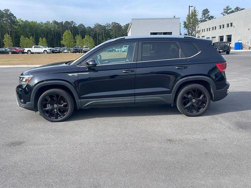 Deep Black Pearl 2022 Volkswagen Taos 1.5T SE