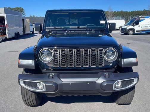 Black Clearcoat 2026 Jeep Gladiator Sahara 4x4