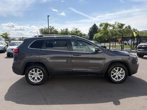 Granite Crystal Metallic Clearcoat 2017 Jeep Cherokee Latitude