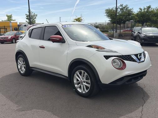 White Pearl 2015 Nissan Juke SV