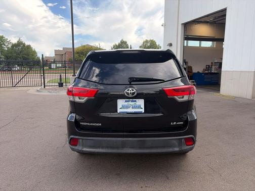 Midnight Black Metallic 2018 Toyota Highlander LE Plus