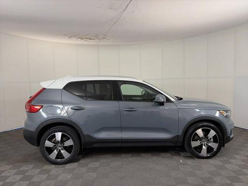 Thunder Grey Metallic 2021 Volvo XC40 T5 Momentum