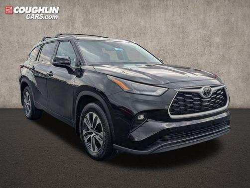 Midnight Black Metallic 2024 Toyota Highlander XLE