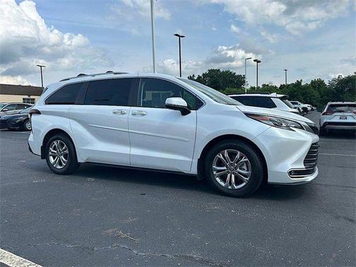 2023 Toyota Sienna Platinum 7 Passenger
