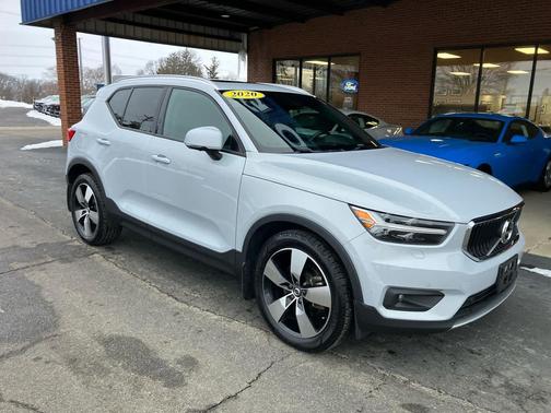 2020 Volvo XC40 T5 Momentum