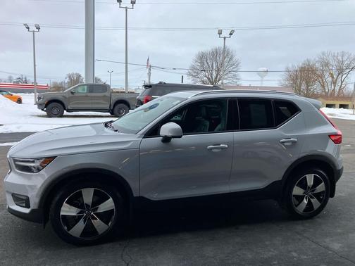 2020 Volvo XC40 T5 Momentum
