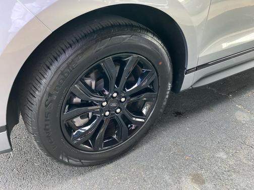 Iconic Silver Metallic 2023 Ford Edge SE