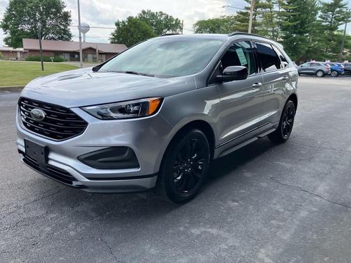 Iconic Silver Metallic 2023 Ford Edge SE