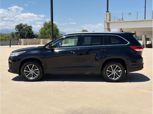 Midnight Black Metallic 2019 Toyota Highlander XLE