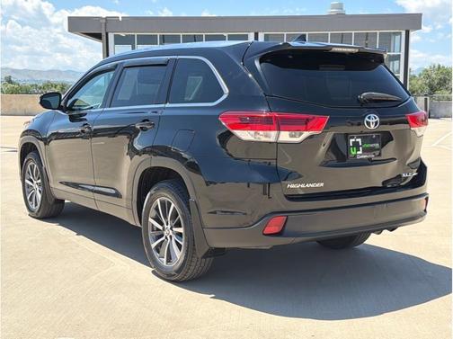 Midnight Black Metallic 2019 Toyota Highlander XLE