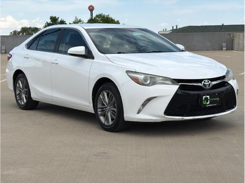 White 2016 Toyota Camry SE