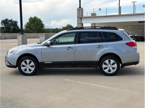 Graphite Gray Metallic 2010 Subaru Outback 2.5 i Limited