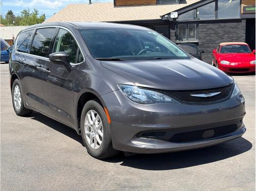 Granite Crystal Metallic Clearcoat 2023 Chrysler Voyager LX