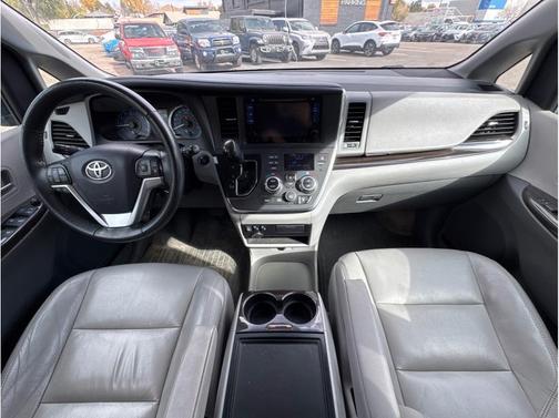 2017 Toyota Sienna XLE