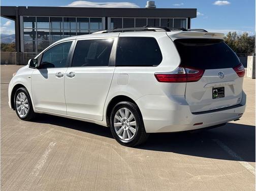 2017 Toyota Sienna XLE