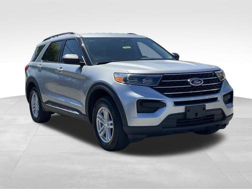 ICONIC SILVER METALLIC 2024 Ford Explorer XLT