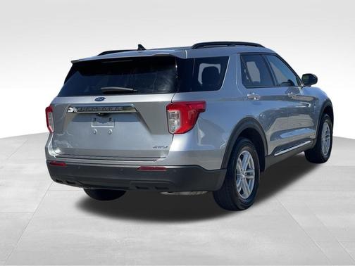 ICONIC SILVER METALLIC 2024 Ford Explorer XLT