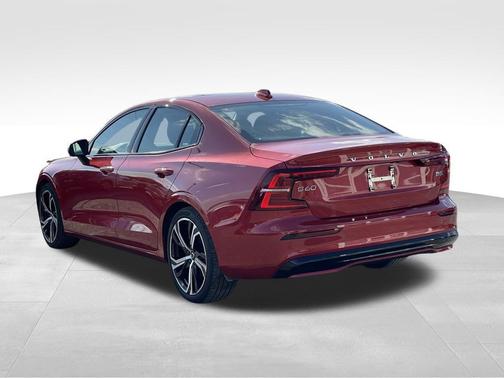 2024 Volvo S60 B5 Core Dark Theme