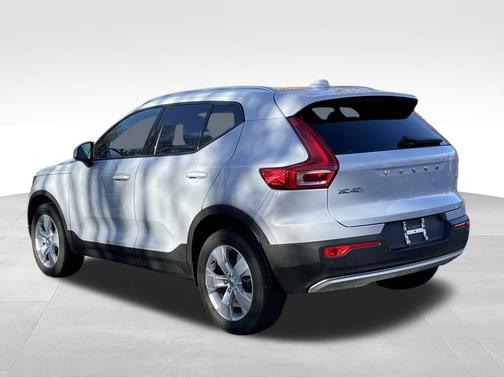 2022 Volvo XC40 T5 Momentum