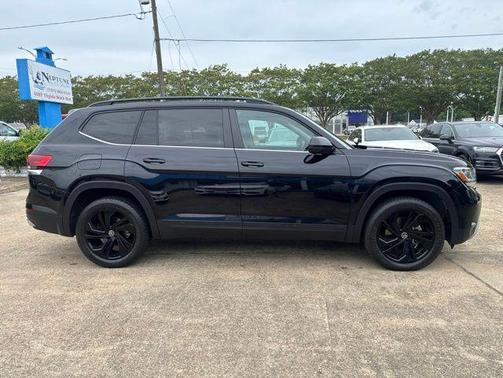 Black 2022 Volkswagen Atlas 3.6L SE w/Technology
