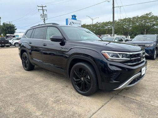 Black 2022 Volkswagen Atlas 3.6L SE w/Technology