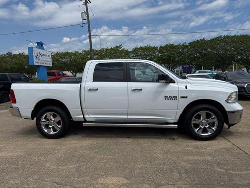 Bright White Clearcoat 2018 RAM 1500 Big Horn