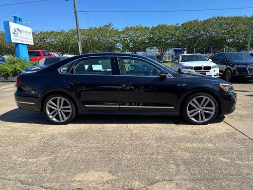 Deep Black Pearl 2017 Volkswagen Passat 1.8T R-Line w/Comfort