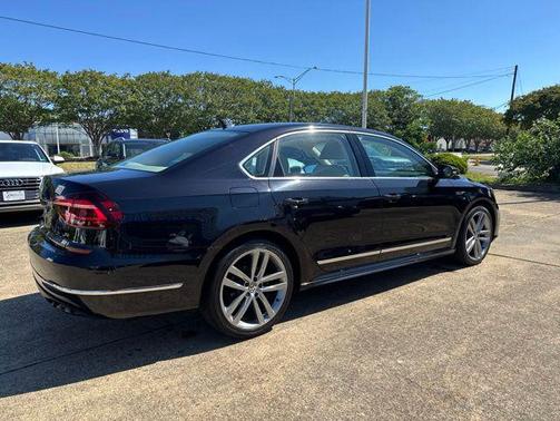 Deep Black Pearl 2017 Volkswagen Passat 1.8T R-Line w/Comfort