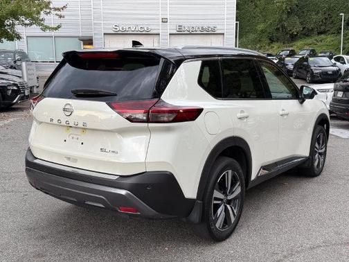 Pearl White Tricoat/Super Black 2023 Nissan Rogue SL
