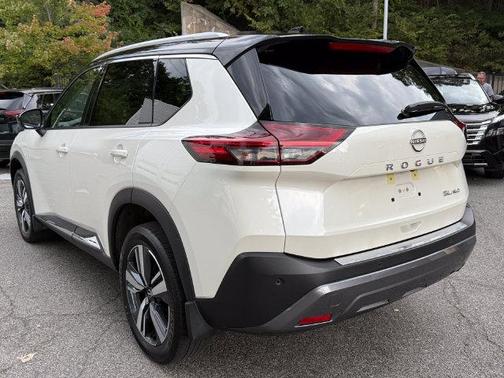 Pearl White Tricoat/Super Black 2023 Nissan Rogue SL