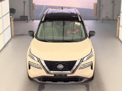 Pearl White Tricoat/Super Black 2023 Nissan Rogue SL