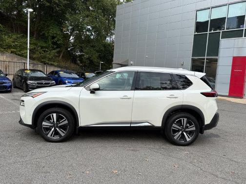 Pearl White Tricoat 2023 Nissan Rogue SL