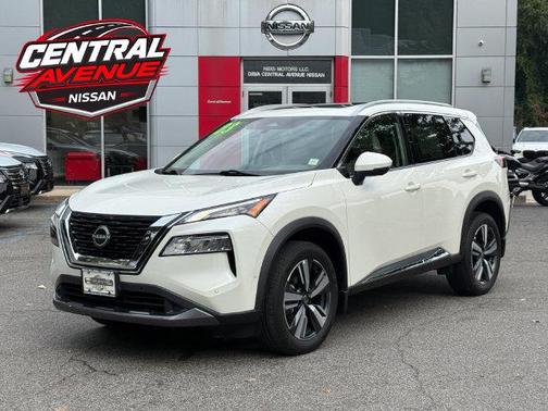 Pearl White Tricoat 2023 Nissan Rogue SL