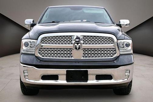 Brilliant Black Crystal Pearlcoat 2018 RAM 1500 Laramie