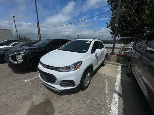 Summit White 2019 Chevrolet Trax LT