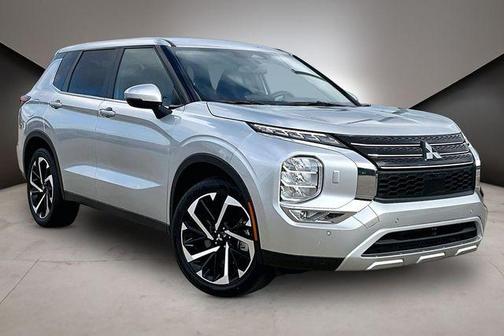 Silver 2024 Mitsubishi Outlander SE