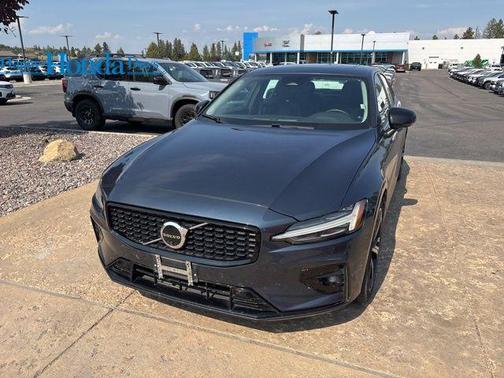 2024 Volvo S60 B5 Plus Dark Theme