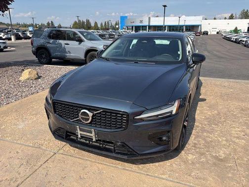 2024 Volvo S60 B5 Plus Dark Theme