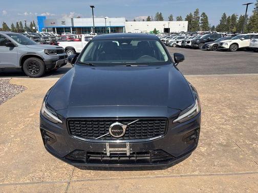 2024 Volvo S60 B5 Plus Dark Theme