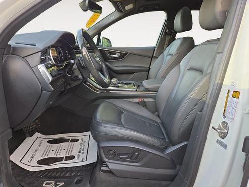 2022 Audi Q7 45 Premium Plus