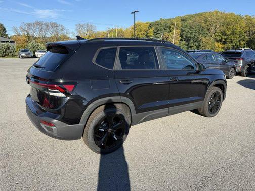 2025 Volkswagen Taos SE Black