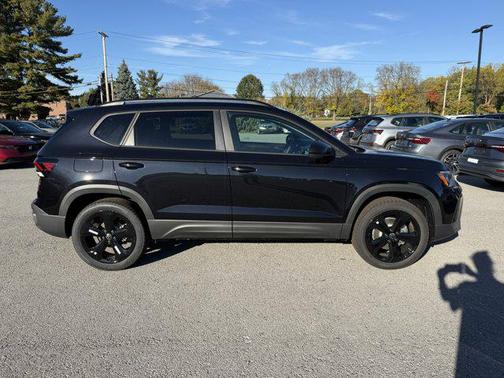2025 Volkswagen Taos SE Black