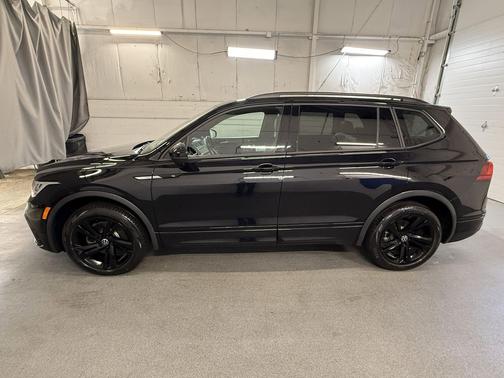 Deep Black Pearl 2024 Volkswagen Tiguan 2.0T SE R-Line Black 4MOTION