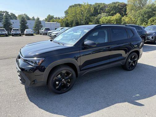 2025 Volkswagen Taos SE Black