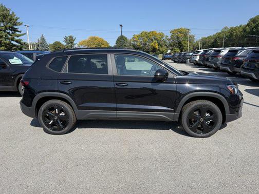 2025 Volkswagen Taos SE Black