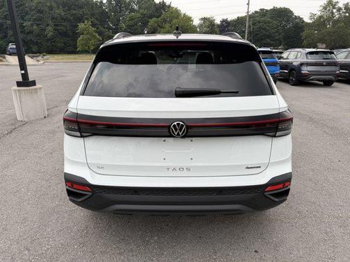 2025 Volkswagen Taos SE Black