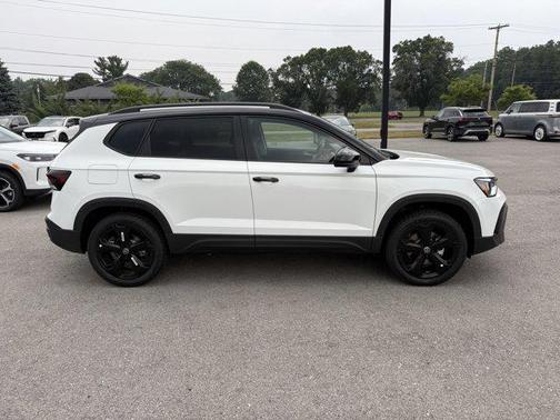2025 Volkswagen Taos SE Black