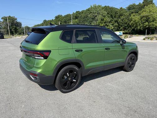 2025 Volkswagen Taos SE Black